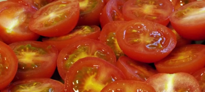 Din sfaturile care circula pe internet: cum tai corect rosiile cherry si cum iti dai jos tricoul intr-o secunda. VIDEO