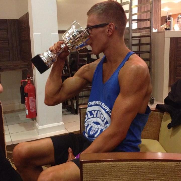 Doctorii i-au spus ca va ramane intr-un scaun cu rotile. Tanarul care si-a invins boala si a devenit campion de culturism