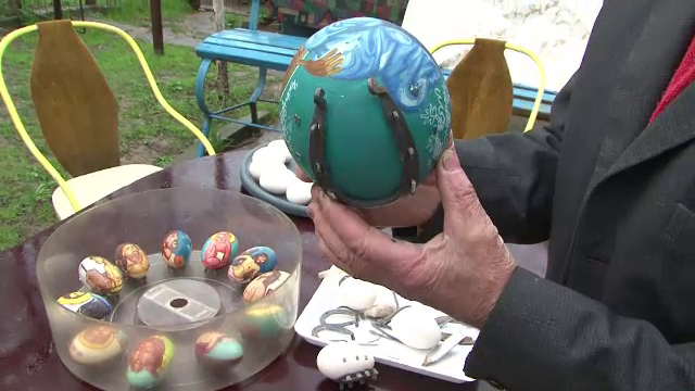 Oua potcovite, decorate cu margele sau cu decupaje moderne. Alternative la traditionala varianta rosie