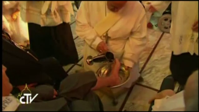 Papa Francisc a spalat si sarutat picioarele a 12 persoane, in Joia Mare. Printre alesi s-au aflat o femeie si un musulman