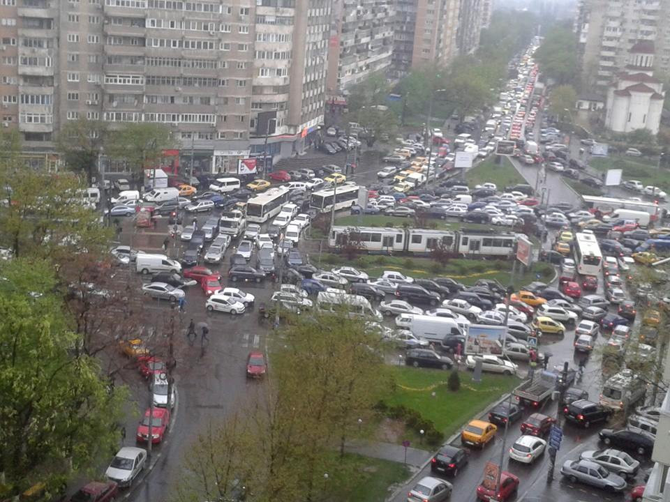 Vremea, cumparaturile si vacantele au blocat Capitala in Vinerea Mare. VIDEO si FOTO de la soferii prinsi in trafic