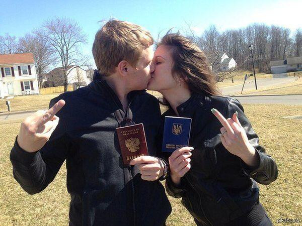 Sarutul cu pasaport dintre Ucraina si Rusia. Protestul unor tineri impotriva conflictului din zona. FOTO