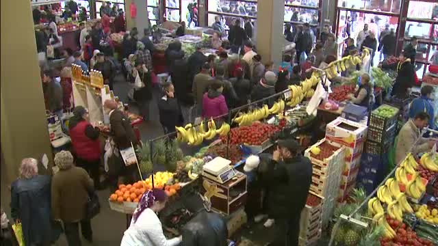 Vinerea Mare, la romani: coate si ghionturi pentru carne si oua. "Am stat la mai multe cozi decat am ani"