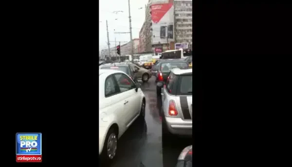 Vremea, cumparaturile si vacantele au blocat Capitala in Vinerea Mare. VIDEO si FOTO