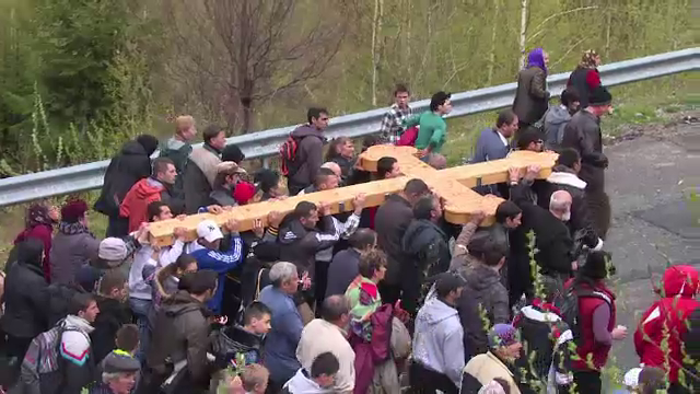 Drumul Crucii de 100 de kg, intr-un pelerinaj impresionant. Cum s-au pregatit romanii din Hunedoara de noaptea de Inviere