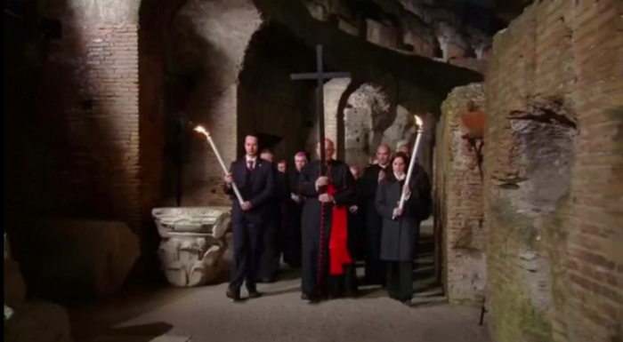 Ceremonie impresionanta la Vatican. Zeci de mii de credinciosi au fost la slujba din Vinerea Mare oficiata de Papa Francisc