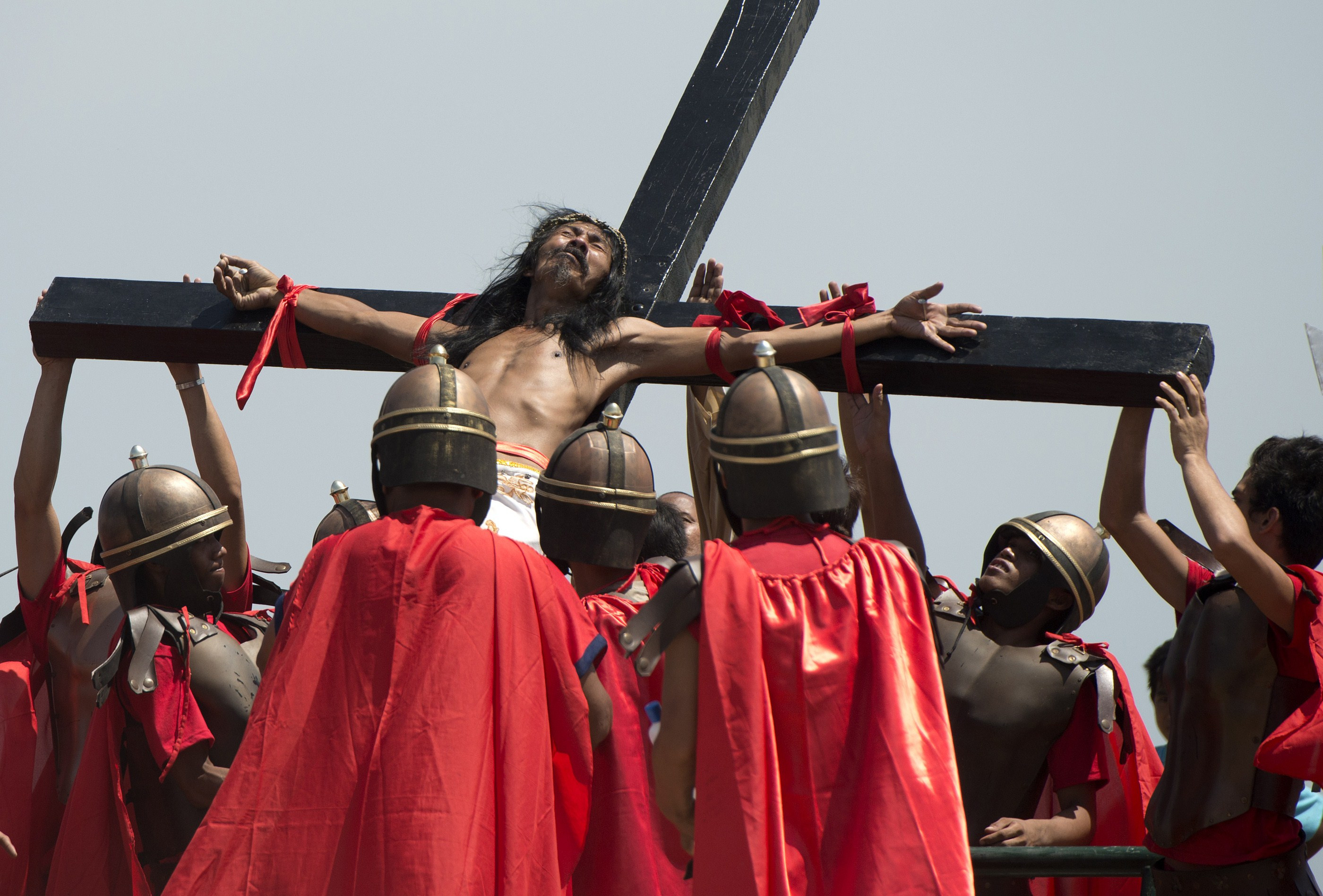 Noua barbati s-au "rastignit" in Filipine. De la crucificare la autoflagelare, traditii ciudate de Paste in lume