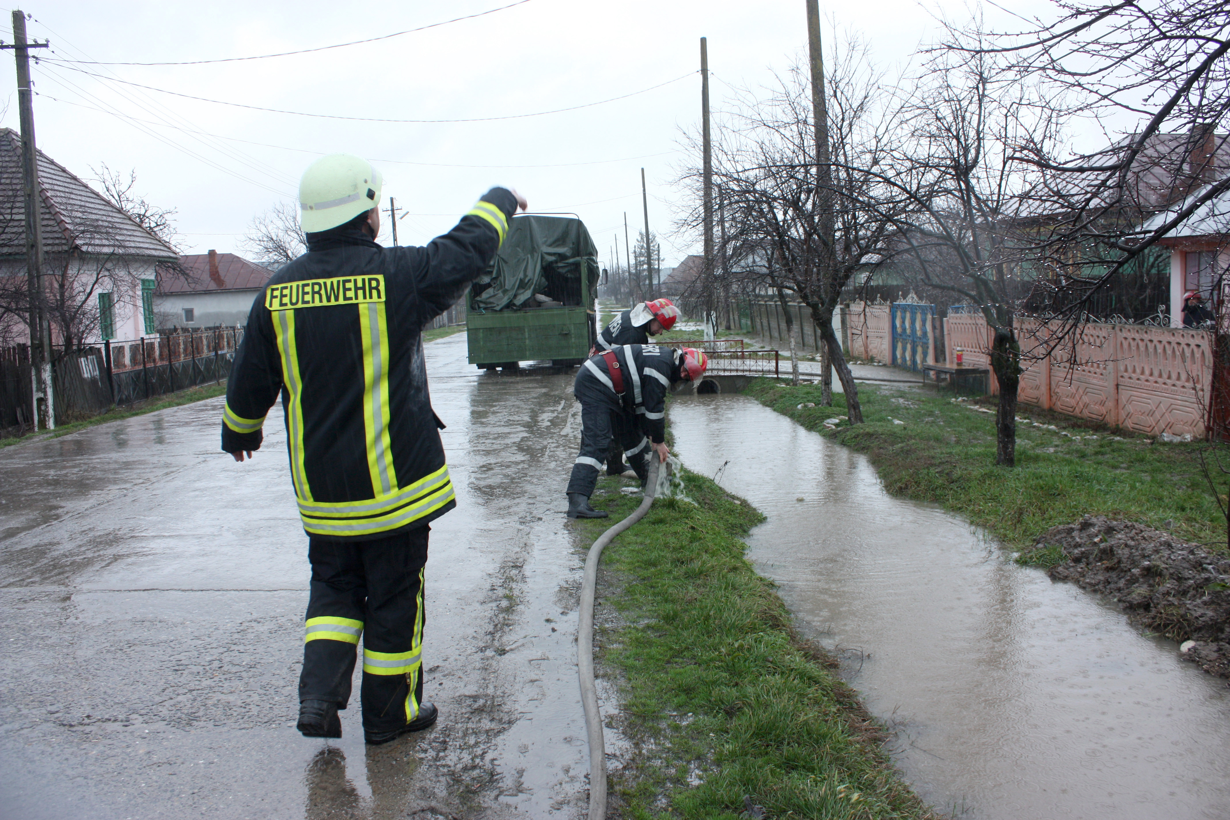 Inundatii puternice in Dambovita: 15 persoane, salvate in urma ploilor torentiale. Localnicii au ramas fara apa potabila