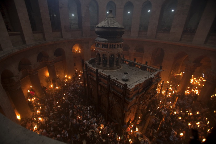 Cum au petrecut romanii noaptea de Inviere. Lumina sfanta de la Ierusalim a ajuns in casele credinciosilor. GALERIE FOTO