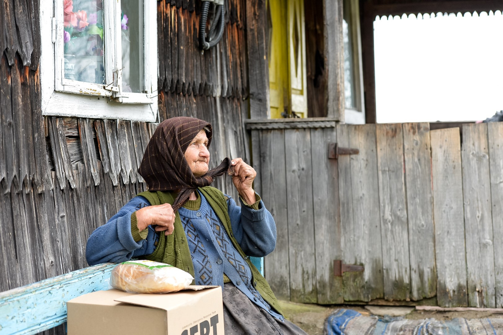 Peste 100 de pachete cu alimente au ajuns la copii izolati, familii nevoiase si batrani singuri din judetul Cluj