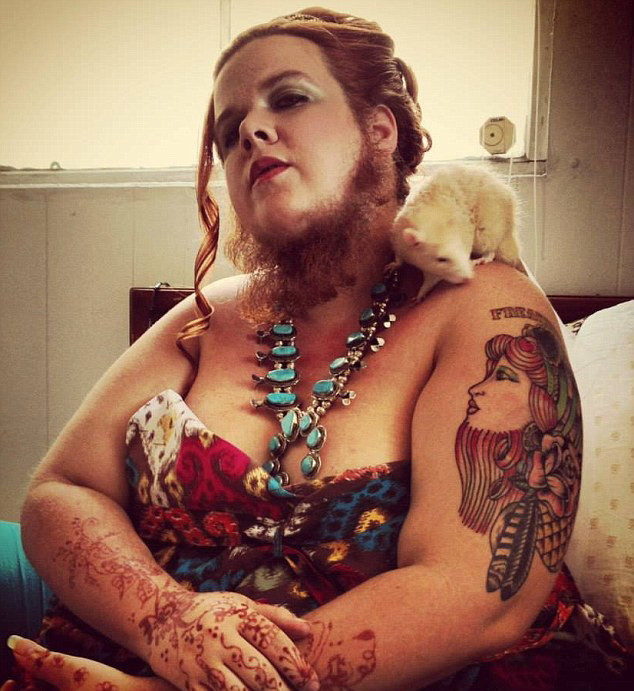 Cum arata femeia din Statele Unite cu o barba record, de aproape 30 de centimetri. FOTO