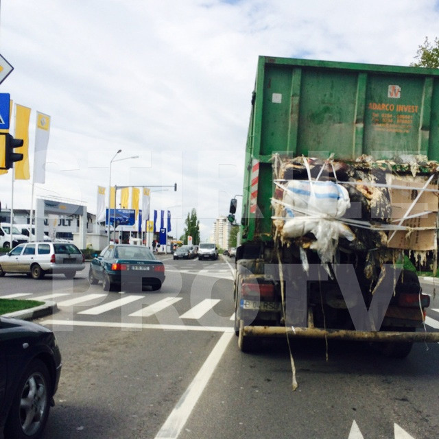 Masina de gunoi care mai rau imprastie mizeria pe strazi. Imagini surprinse de un utilizator. FOTO