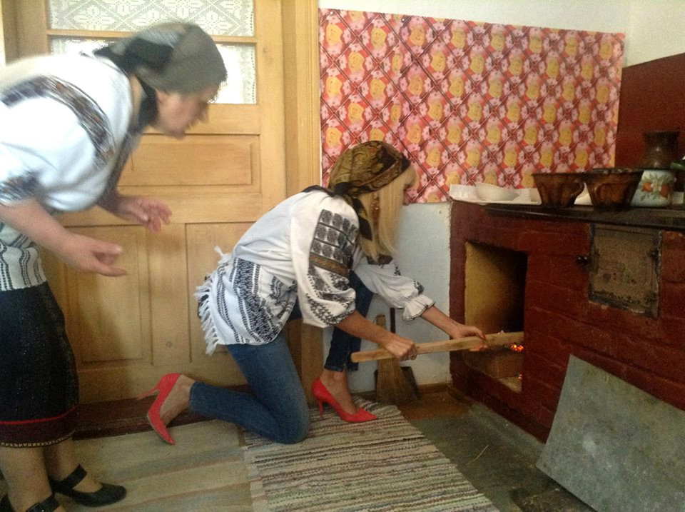 Cu mainile in aluatul de cozonaci, dar cu pantofi rosii cu toc si blugi. Imaginile publicate de Elena Udrea pe Facebook