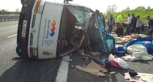 Un microbuz plin de romani ce veneau acasa de Paste s-a rasturnat in Italia. 10 persoane au ajuns la spital