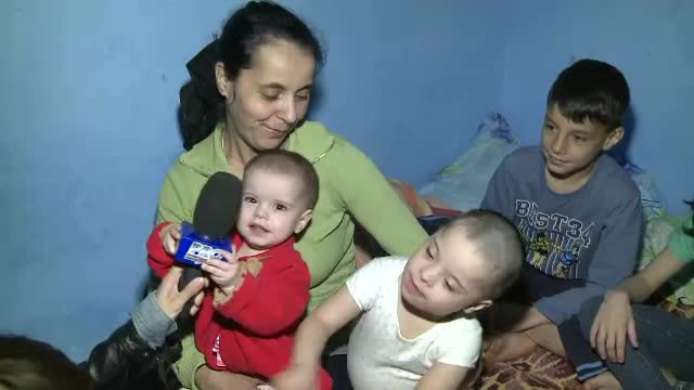 Traiesc din zambete, oua si pateu. O mama isi creste cei 6 copii intr-un subsol din Ferentari: "E paradis pentru noi aici"