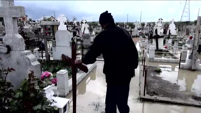 Imaginile prapadului dupa potopul din Dambovita. Ploile i-au dus in pragul disperarii pe localnici, inainte de Paste. VIDEO