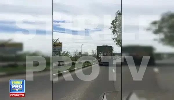 Masina de gunoi care mai rau imprastie mizeria pe strazi. Imagini surprinse de un utilizator. FOTO