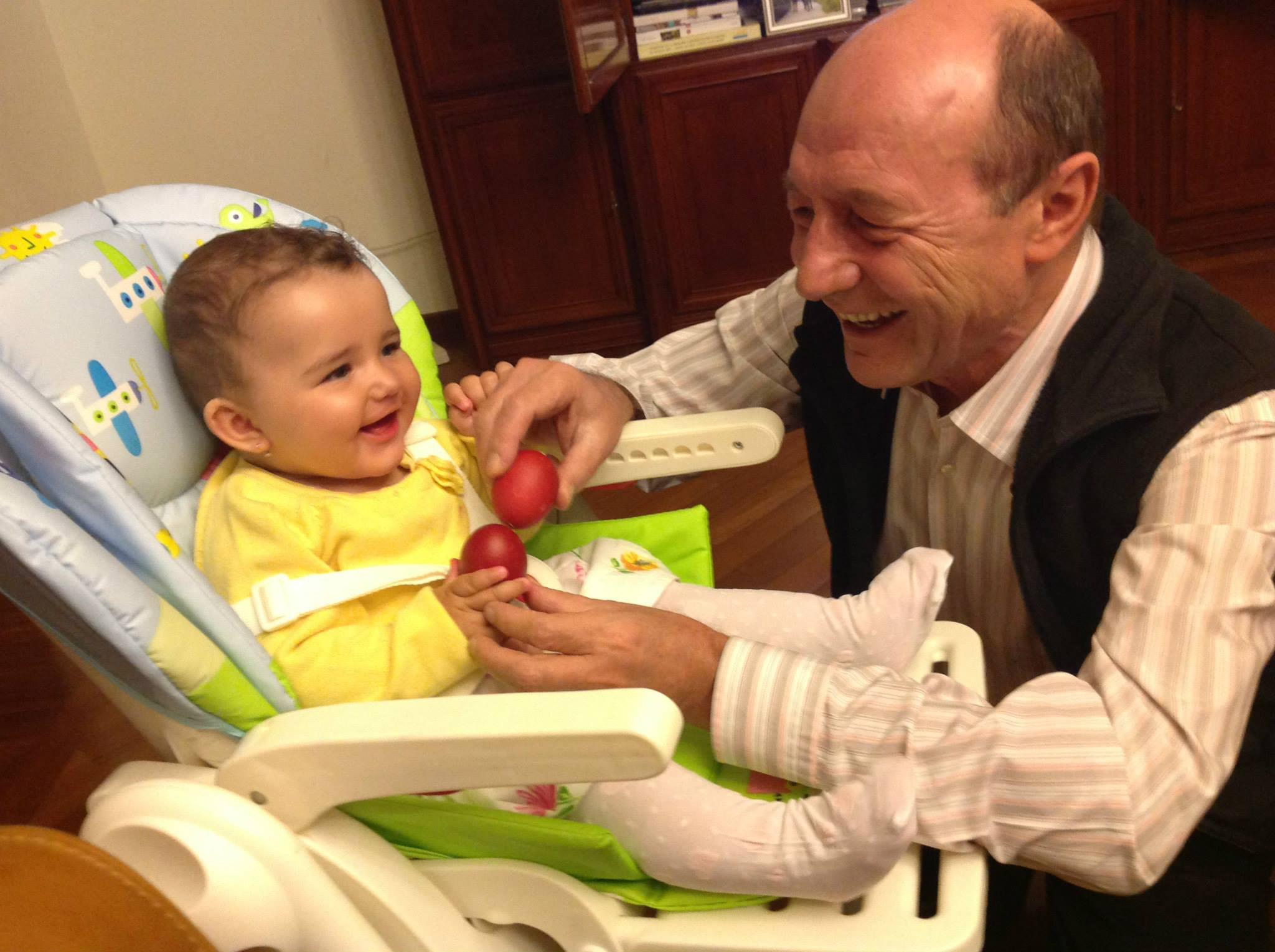 Traian Basescu i-a aratat nepoatei sale cum se ciocnesc ouale rosii. Mesajul presedintelui de Paste