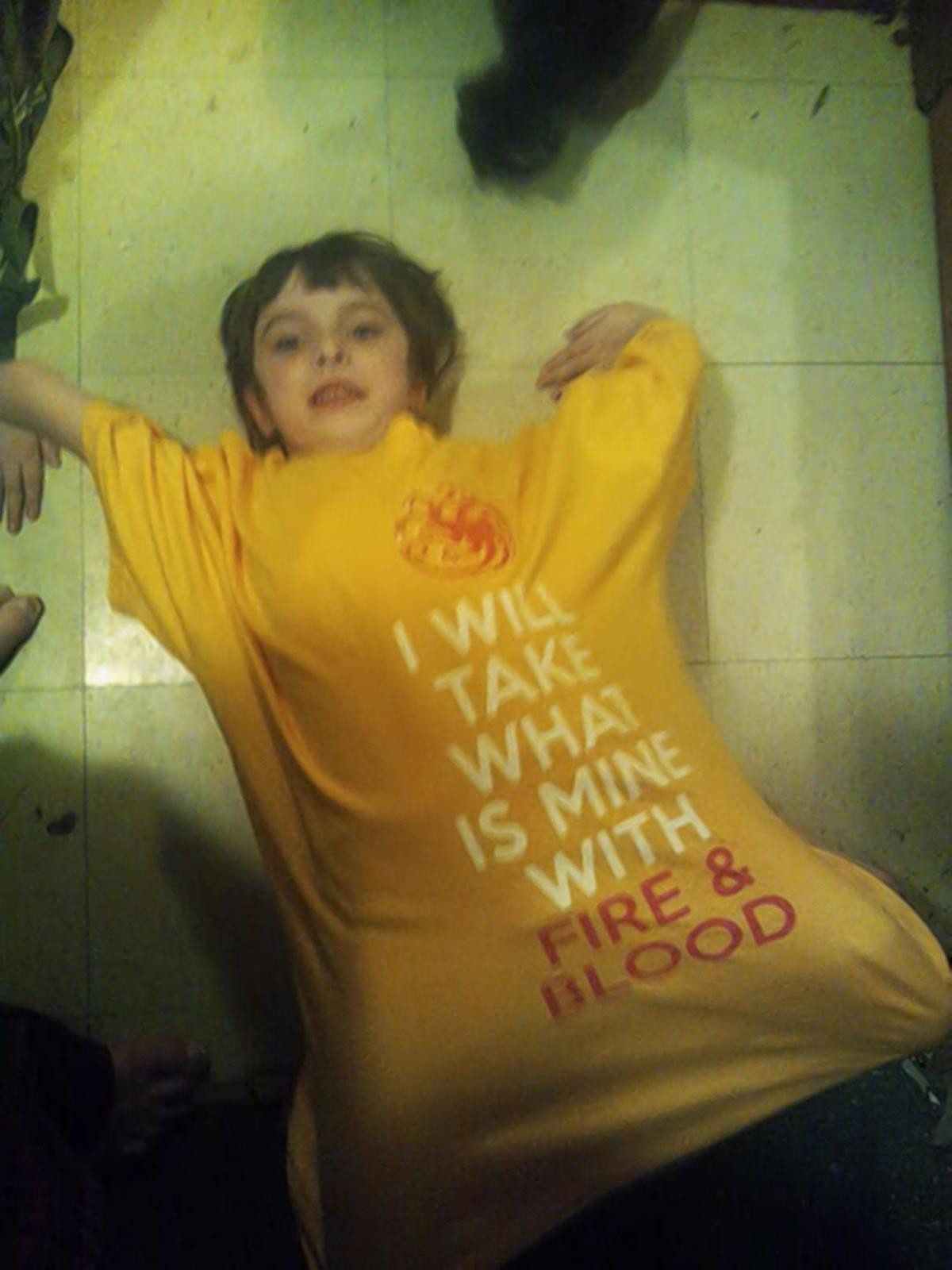 Un profesor a fost suspendat de la scoala, dupa ce fetita lui a purtat un tricou cu Game of Thrones