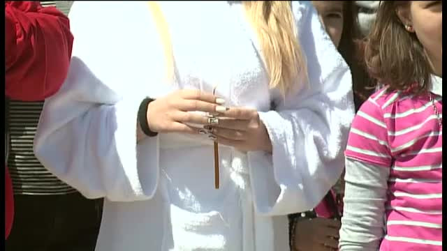 In Bulgaria, turistii romani au luat Lumina in halate si costume de baie, la piscina. Imagini cu distractia de la vecini