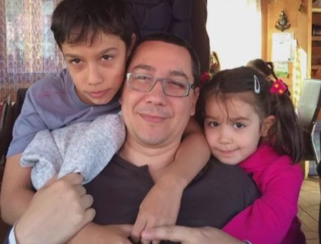 Pastele politicienilor romani. Ponta a preferat Delta, Mazare clubul, iar Basescu s-a jucat cu nepotica