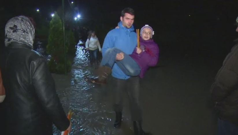 Locul din Romania unde oamenii au infruntat viitura pentru a lua Lumina Sfanta. Preotul satului i-a imbarbat la slujba