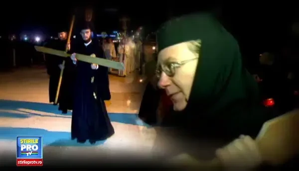 Cum au petrecut romanii noaptea de Inviere. Lumina sfanta de la Ierusalim a ajuns in casele credinciosilor. GALERIE FOTO