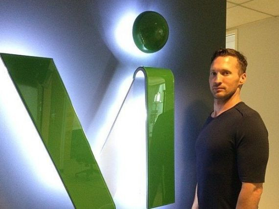 Copilul problema care nu s-a lasat invins de "legile strazii". Povestea tanarului ajuns, din inchisoare, CEO de companie