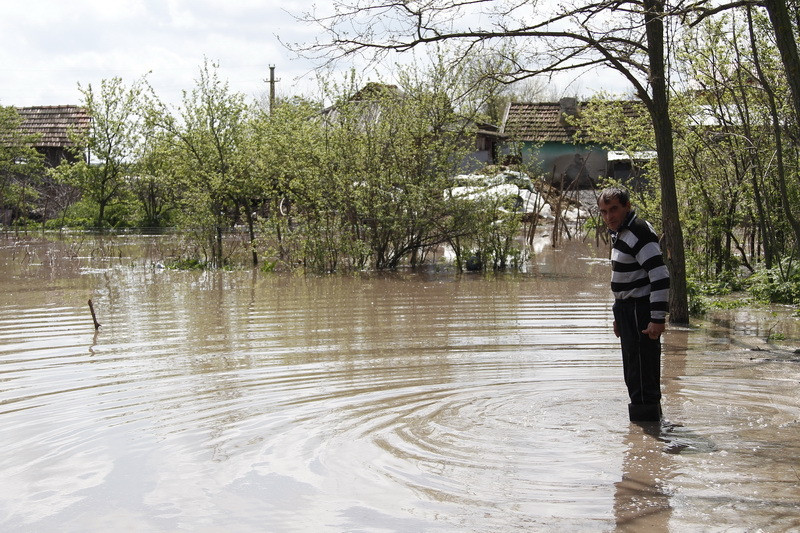Apele s-au revarsat in Mehedinti, iar zeci de locuinte au fost inundate. Traficul rutier si feroviar, restrictionat