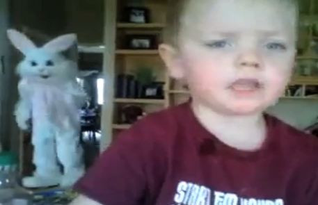 Cum reactioneaza copiii atunci cand Iepurasul de Paste vrea sa le faca o surpriza. VIDEO