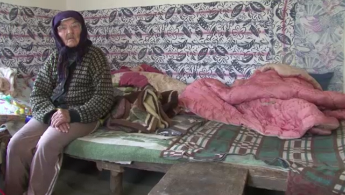 Alaturi de batranii uitati in Delta Dunarii. Gestul impresionant a doi tineri, inspirati de campania Stirile ProTv