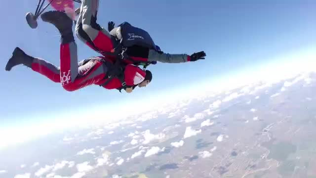 Cerere in casatorie la 4.000 de metri inaltime, la Clinceni. Nu va uita niciodata primul ei salt cu parasuta