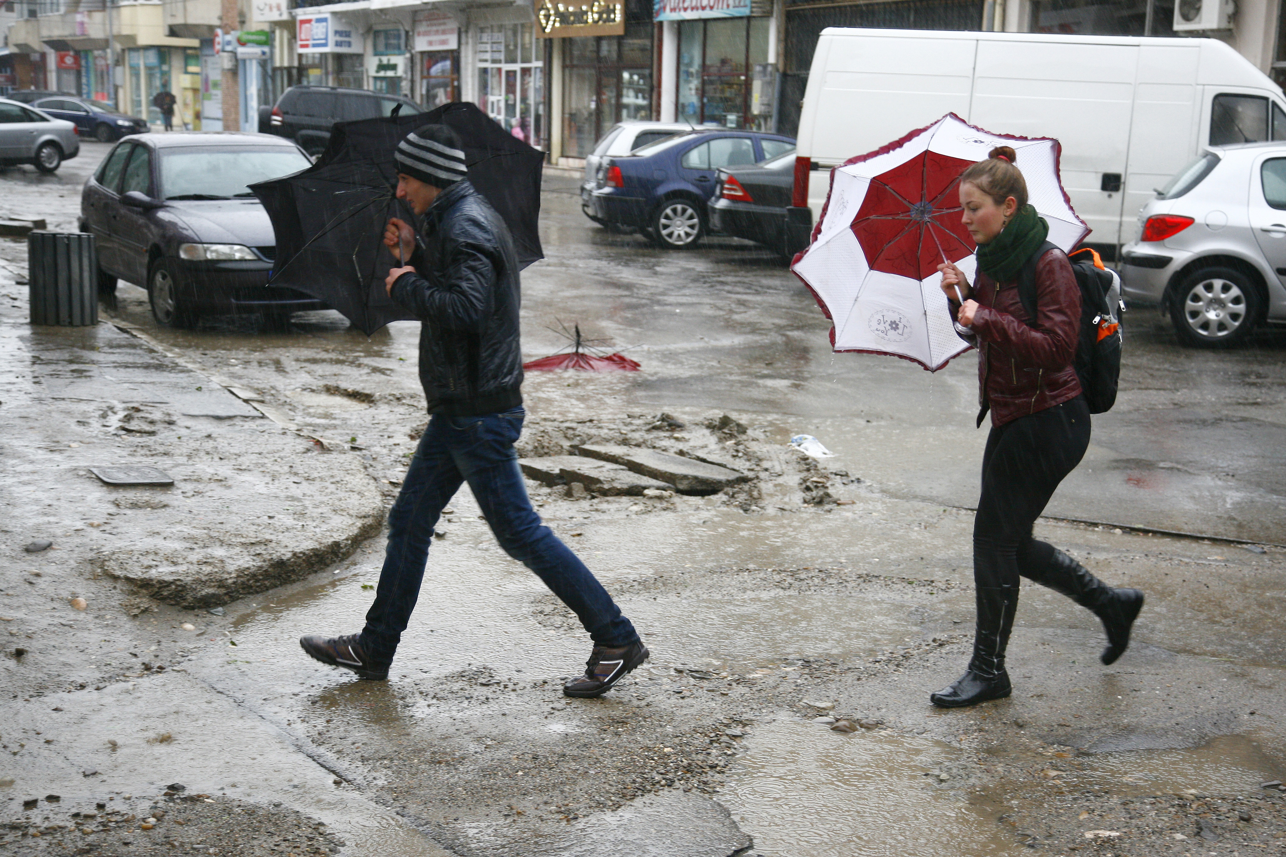 Incep ploile in tara: averse, fenomene electrice si vant nervos. Ce zone sunt afectate