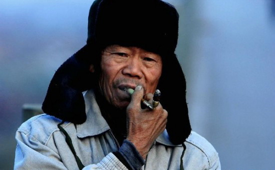 Un chinez traieste de peste 30 de ani cu o boala ciudata. Ce ii creste barbatului din gat