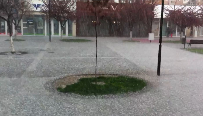 Ploaie cu gheata in Petrosani, in plina primavara. Orasul a fost acoperit de grindina in doar cateva secunde. VIDEO