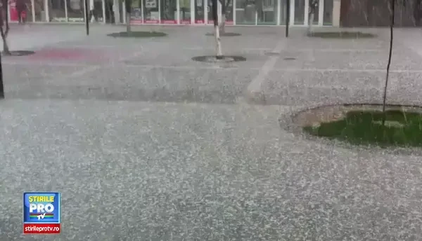 Ploaie cu gheata in Petrosani, in plina primavara. Orasul a fost acoperit de grindina in doar cateva secunde. VIDEO