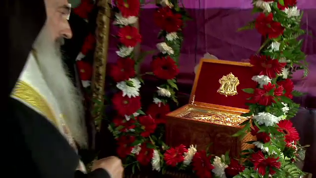 Zeci de credinciosi, la moastele Sfantului Mare Mucenic Gheorghe. Oamenii au indurat frigul pentru a atinge racla