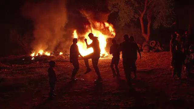 Traditii de SFANTUL GHEORGHE. Focuri de 20 de metri pe dealurile din Bistrita Nasaud pentru un an prosper si imbelsugat