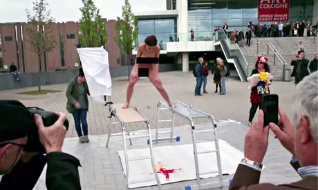 Arta in secolul 21. O artista picteaza cu oua carora le da drumul sa cada din vagin