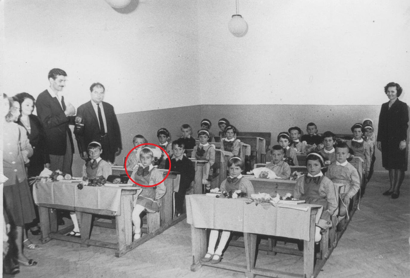 Nadia Comaneci a intrat oficial pe Facebook cu o poza din prima ei zi de scoala