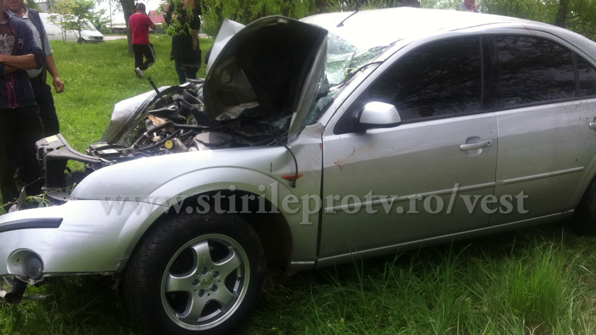 Masina cazuta in lac, la Utvin. Soferul nu a reusit sa ia o curba si a plonjat cu autoturismul in apa. FOTO