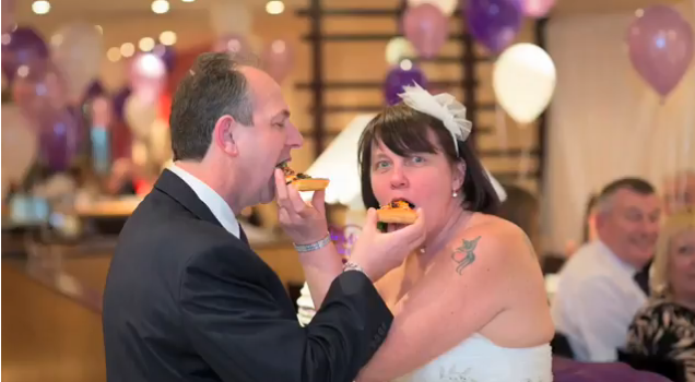 S-au casatorit dupa 14 ani, la Pizza Hut. Povestea cuplului care si-a organizat nunta la un fast-food