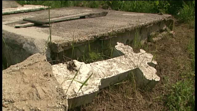 Dosar de profanare de morminte deschis la Dej dupa ce usa unui cavou a fost gasita deschisa