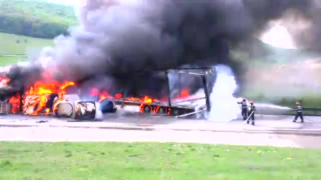 Accident dramatic in Cluj. Doi soferi de TIR au murit carbonizati, in urma unei ciocniri rupta din filmele de actiune
