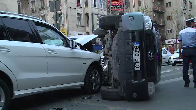 Accident in centrul Capitalei. O soferita insarcinata a lovit atat de tare o alta masina incat a rasturnat-o