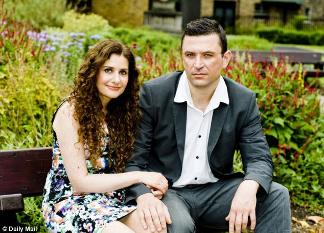 "Tata mi-a spus ca sigur ma va insela". Povestea femeii care iubeste un barbat mult mai frumos decat ea