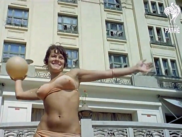 Imagini rare, de arhiva, cu Bucurestiul anilor '60. Cum era promovata Romania comunista, cu fete sexy la piscina. VIDEO