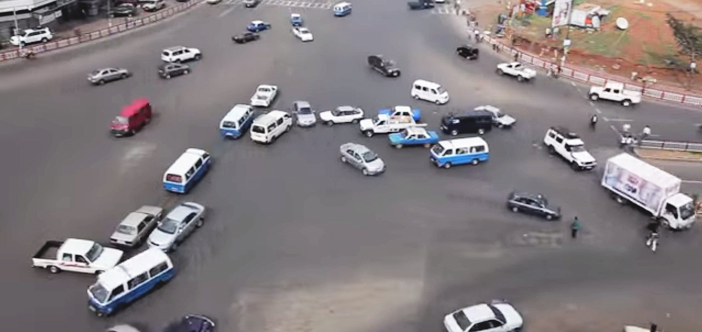 Cea mai periculoasa intersectie din lume. 5 benzi pe sens si niciun semafor