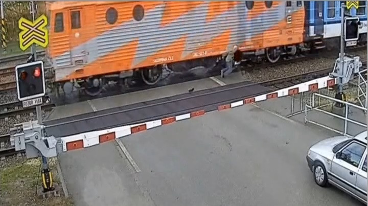 Momentul in care un pensionar este lovit de un TREN, surprins de camerele VIDEO. Ce s-a intamplat cu barbatul este uimitor