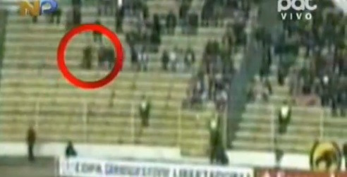 "Fantoma" surprinsa de camere in tribune, in timpul unui meci de fotbal din capitala Boliviei. VIDEO